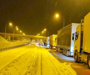 Ostróda w centrum śnieżycy. Burmistrz nocą ratował ludzi. Kierowcy nocowali w urzędzie