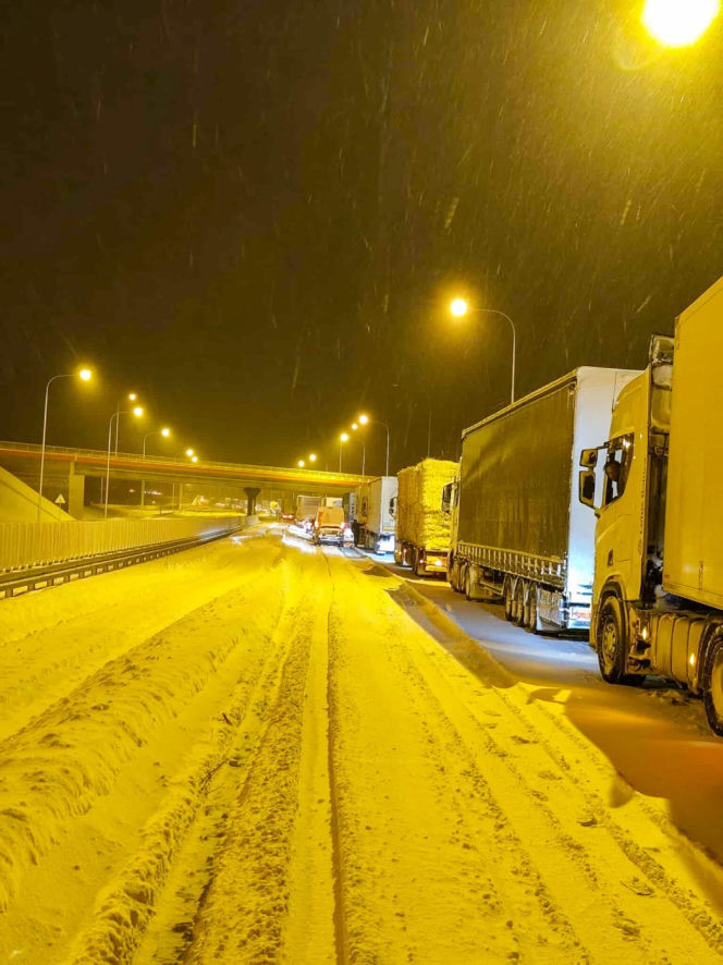 Ostróda w centrum śnieżycy. Burmistrz nocą ratował ludzi. Kierowcy nocowali w urzędzie