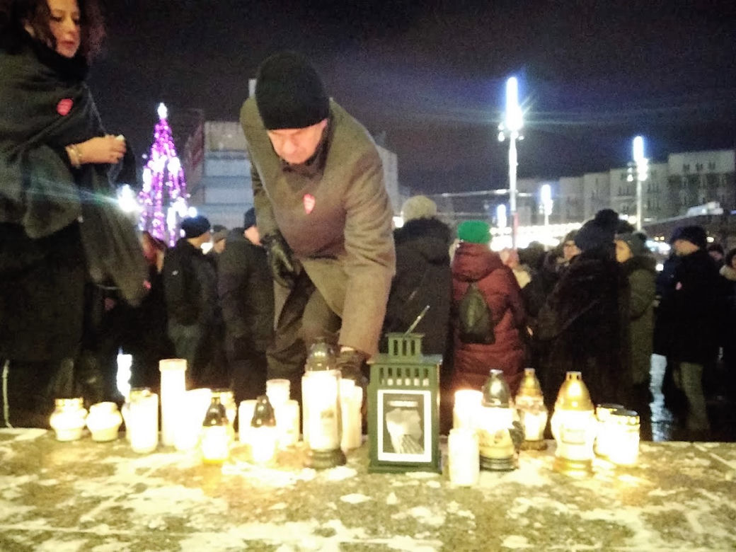 Katowiczanie solidarni z Gdańskiem. Milczący protest przeciwko przemocy przed Teatrem Śląskim [ZDJĘCIA, AUDIO]