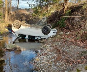 Lubomierz. Osobówka DACHOWAŁA w potoku! Wyciągał ją żuraw hydrauliczny