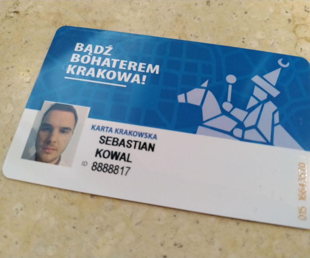 Stary plastik odchodzi na rzecz nowego. Miasto wymienia najstarsze Krakowskie Karty Miejskie