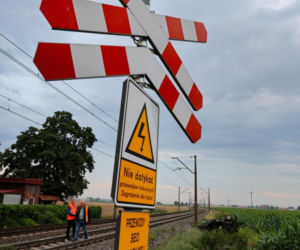 Ogromna siła uderzenia. Silnik wyleciał z auta po zderzeniu z pociągiem