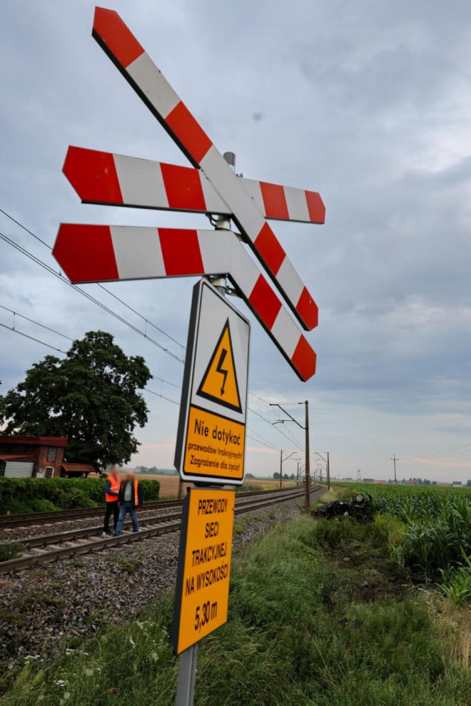 Ogromna siła uderzenia. Silnik wyleciał z auta po zderzeniu z pociągiem