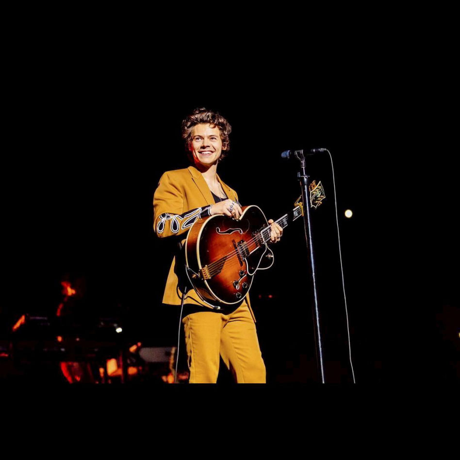 Harry Styles ŚCIĄŁ swoje piękne, długie włosy. Jest prawie ŁYSY!