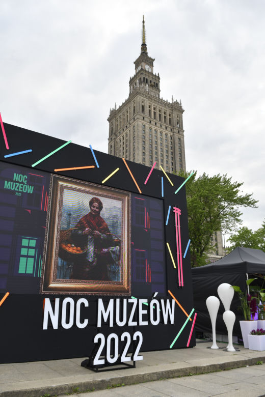 Noc Muzeów 2022 w Warszawie. Tłumy zwiedzających i kolejki. Tysiące warszawiaków między warszawskimi muzeami