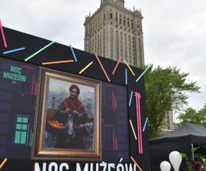 Noc Muzeów 2022 w Warszawie. Tłumy zwiedzających i kolejki. Tysiące warszawiaków między warszawskimi muzeami