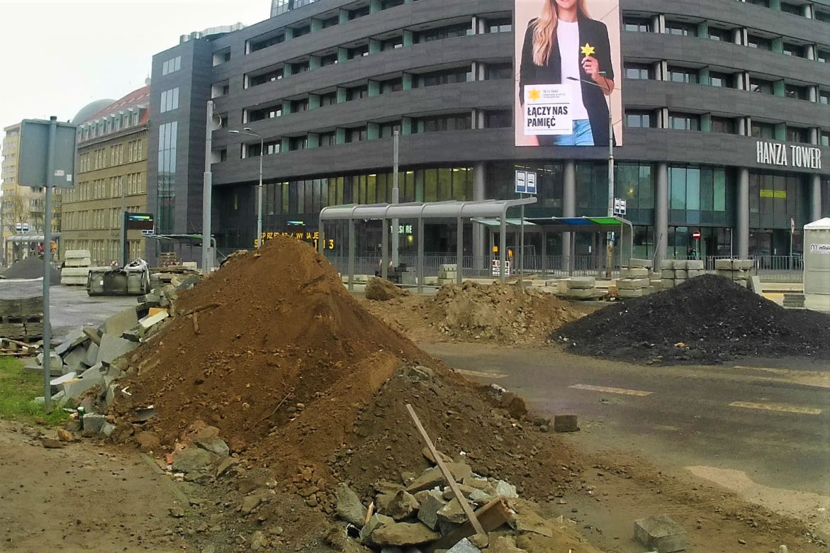 Słupy utrudniają życie pieszym na al. Wyzwolenia