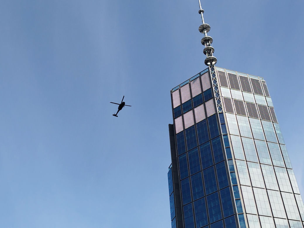 Blackhawk latał nad Warszawą. Zawisł nad najwyższym wieżowcem