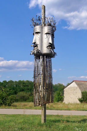 W miejscowości Boria można podziwiać postać Świętowita wykonaną z... metalowych bojlerów, listew starych żaluzji i sprężyn 