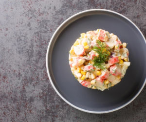 Na wigilię czy na sylwestra? Ta sałatka sprawdzi się na każdą okazję