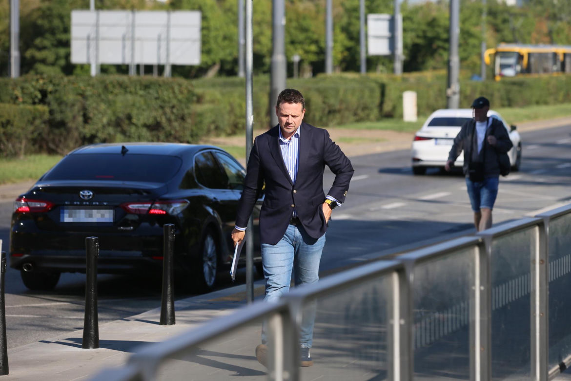 Rafał Trzaskowski spóźniony na konferencję. Wysiadł na zakazie!