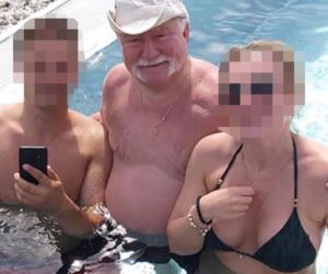 Lech Wałęsa szpanuje nakryciem głowy w basenie