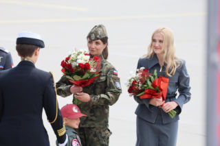 Wzruszający moment podczas powitania F-35. Żona szefa MON i wdowa po pilocie matkami chrzestnymi