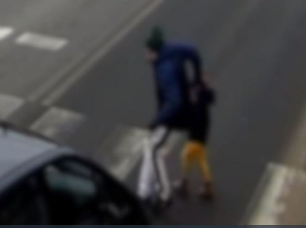 Wszedł z dzieckiem na pasy. Nagle wjechał w nich samochód wstrząsające nagranie