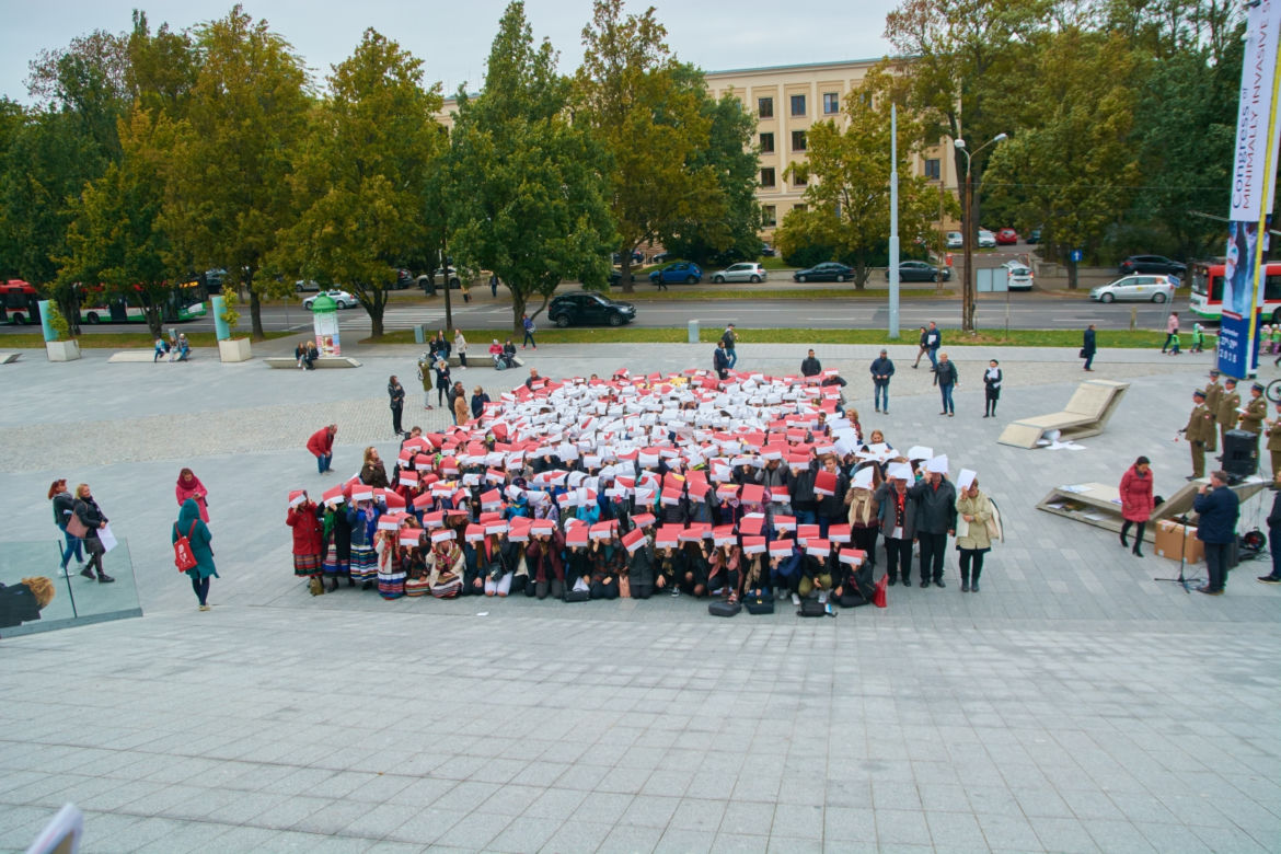 Setki osób na Placu Teatralnym stworzyły wizualizację Orła Białego