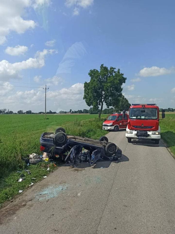 43-latka z trojgiem dzieci dachowała oplem pod Płońskiem! Rodzina ze Śląska w szpitalu. Lądował śmigłowiec [ZDJĘCIA]