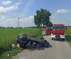 43-latka z trojgiem dzieci dachowała oplem pod Płońskiem! Rodzina ze Śląska w szpitalu. Lądował śmigłowiec [ZDJĘCIA]