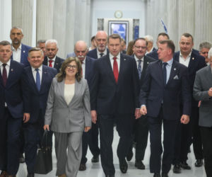 Czarnek ruszył środkiem korytarza jak lider, politycy PiS za plecami. Pewny siebie?