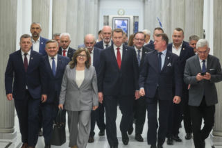 Czarnek ruszył środkiem korytarza jak lider, politycy PiS za plecami. Pewny siebie?