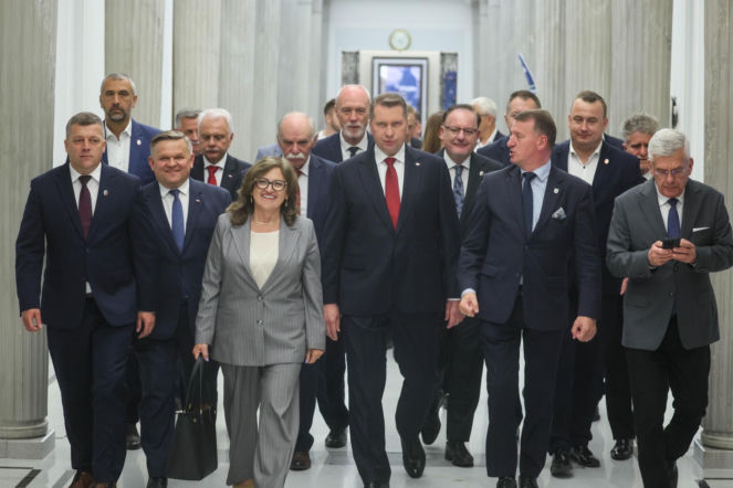 Czarnek ruszył środkiem korytarza jak lider, politycy PiS za plecami. Pewny siebie?