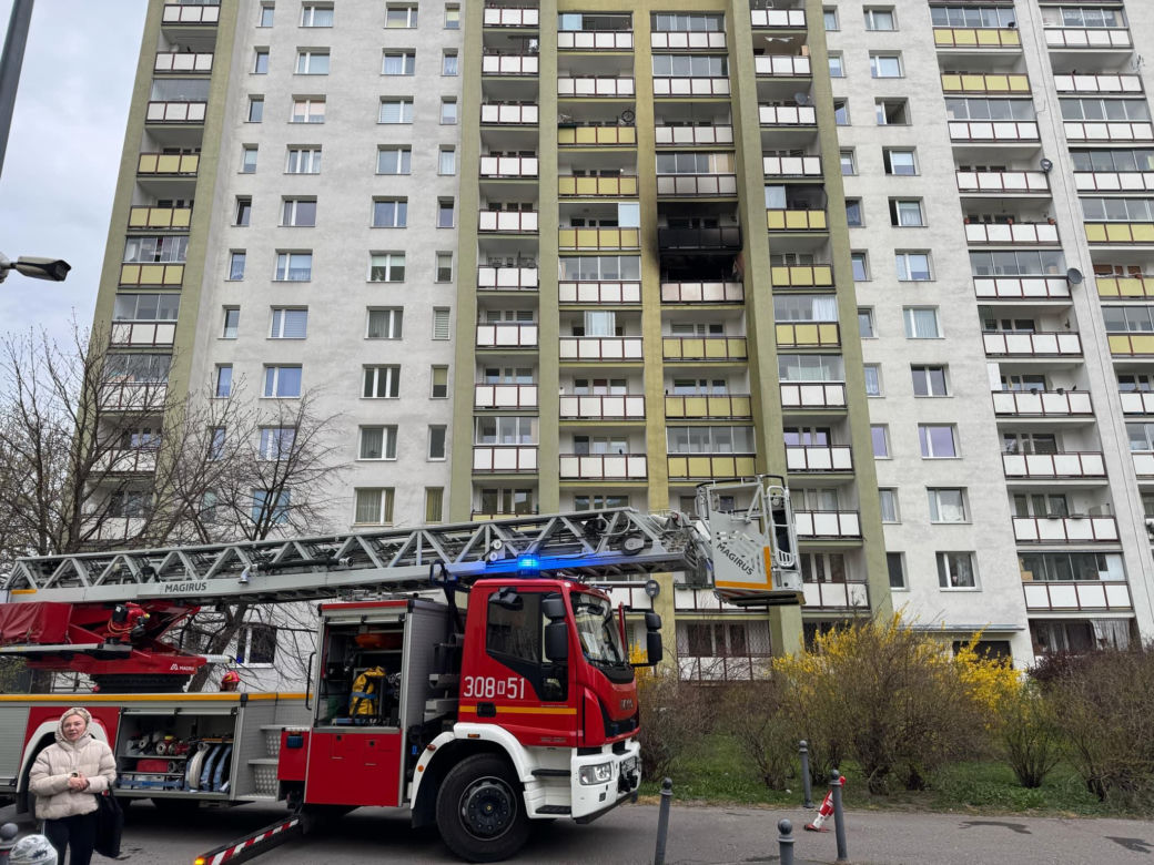 Pożar mieszkania w Warszawie! Czarny dym widać z daleka [ZDJĘCIA]