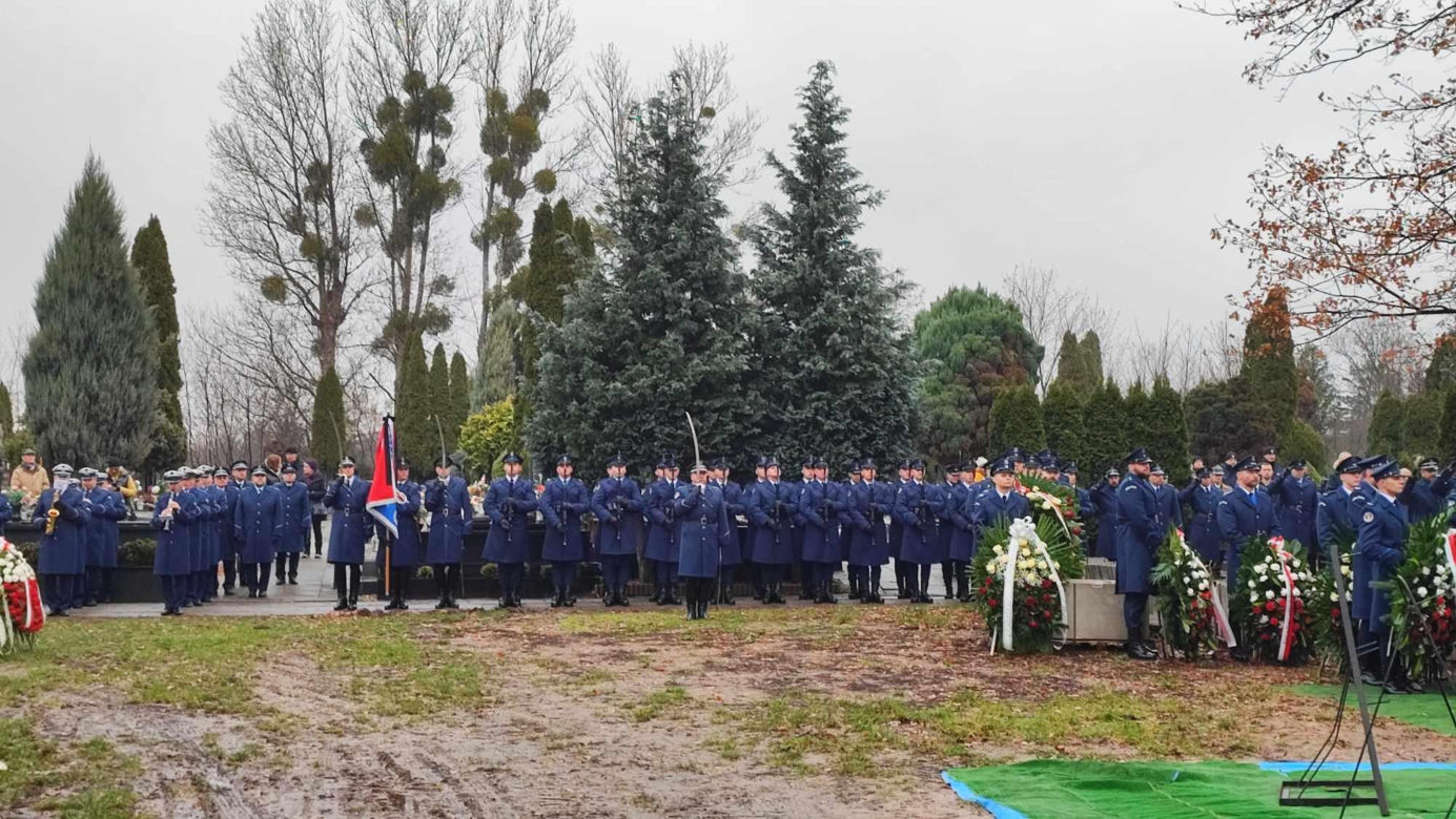  Wrocław. Ostatnie pożegnanie policjantów zastrzelonych na służbie. "Wasz tata jest bohaterem"