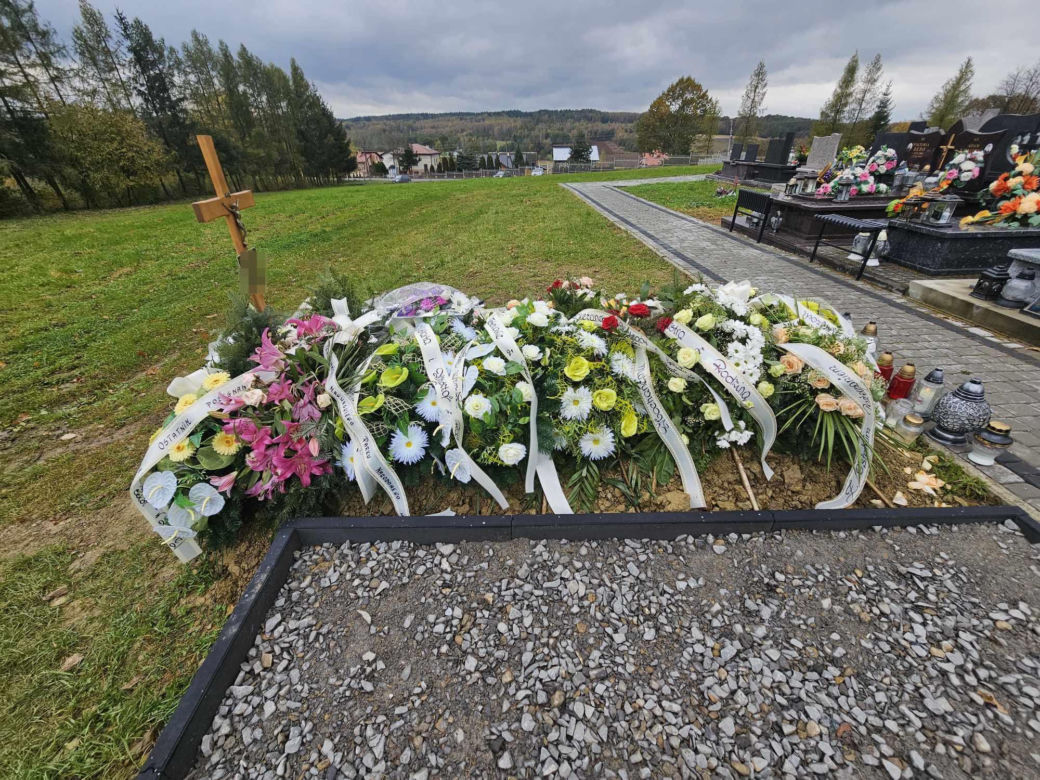 Policjant zginął od strzału w głowę. grób Roberta [GALERIA]