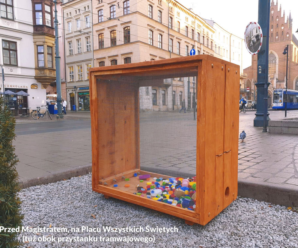Skrzynia na nakrętki na Placu Wszystkich Świętych