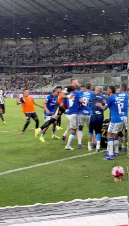 Burdy na meczu Cruzeiro - Atletico Mineiro