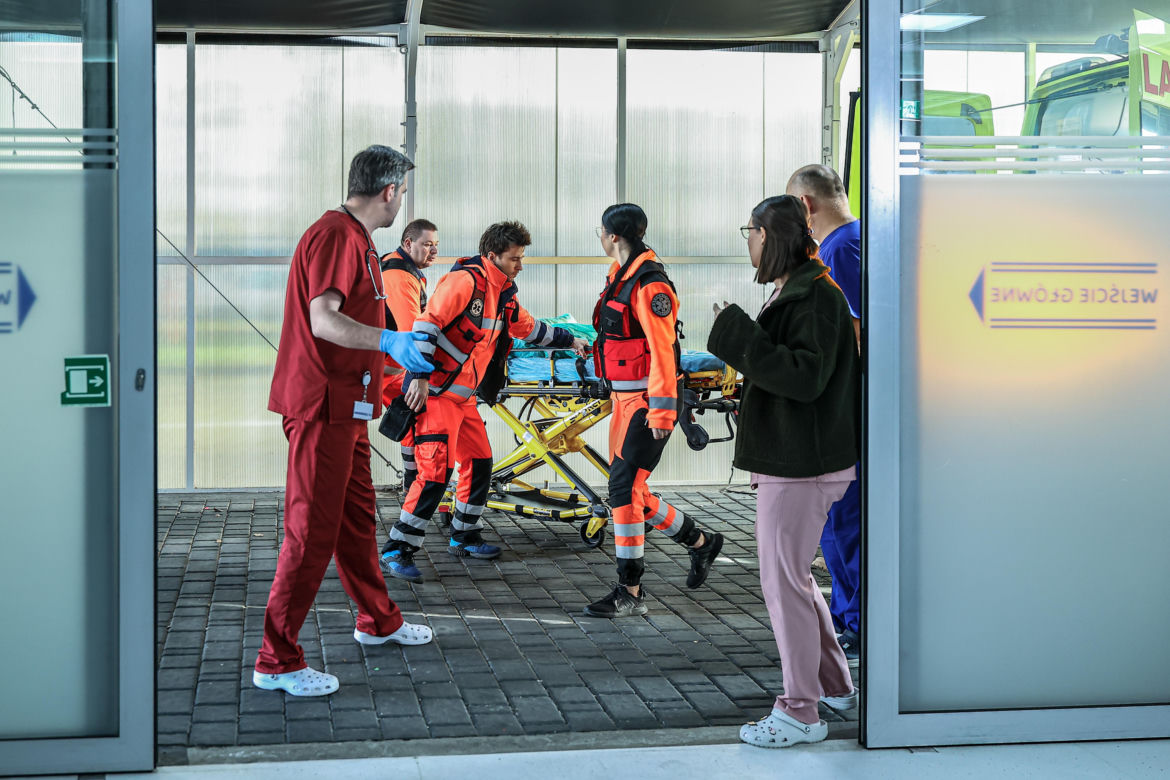 Szpital św. Anny, odcinek 99: Tomek wyjawia Wojtkowi plan ponownych oświadczyn. Fidor, podwożąc Hankę, wzbudza niepokój Kai