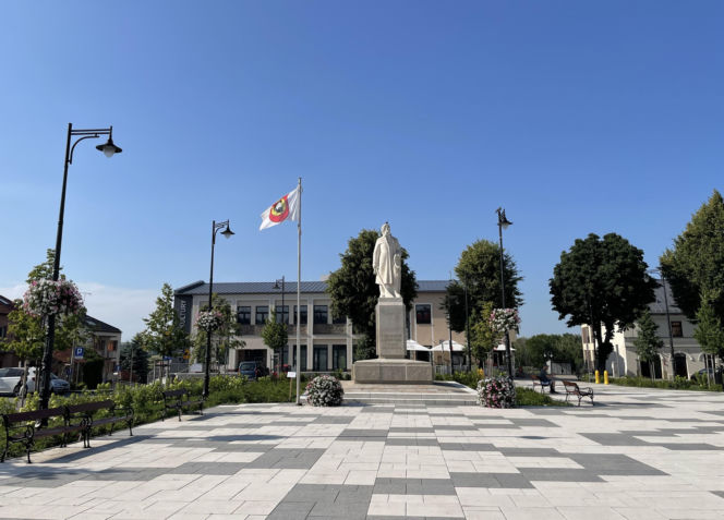 To najpiękniejsze średniowieczne miasto w Małopolsce. Leży obok Krakowa i olśniewa zabytkowym rynkiem