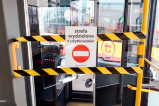 Znów znikają strefy wydzielone w komunikacji. „Pandemia przestała być już modna”