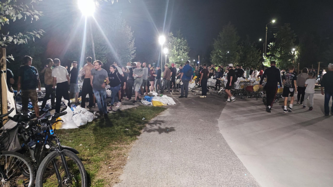 Walka o wrocławskie osiedla nad Odrą i Oławą. Mieszkańcy do późnych godzin nocnych ratowali dobytek