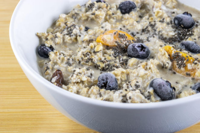Tropikalna overnight oats z chia – zdrowa nocna owsianka