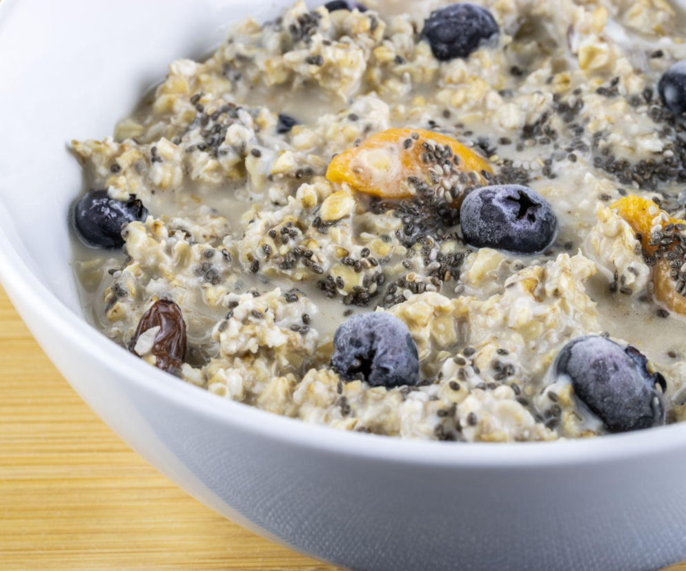 Tropikalna overnight oats z chia – zdrowa nocna owsianka