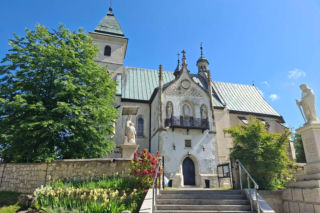 Nazwa tej świętokrzyskiej wioski zmieniała się aż 7 razy. Dziś zabytki stoją tu jeden przy drugim
