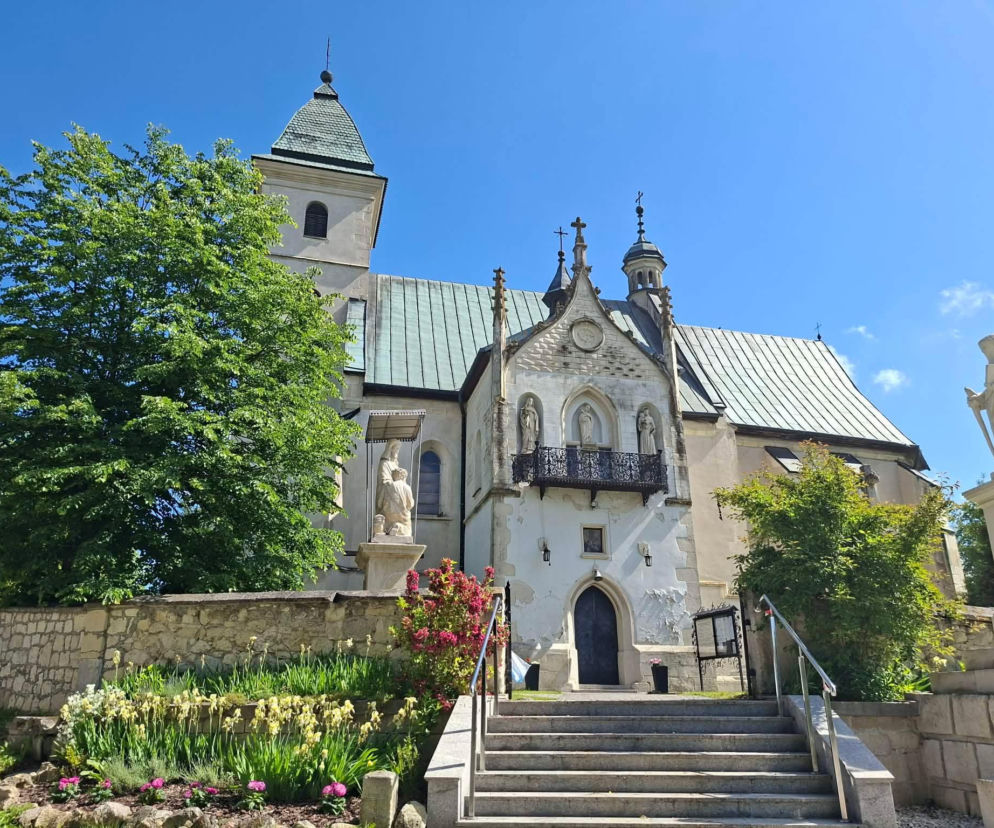 Nazwa tej świętokrzyskiej wioski zmieniała się aż 7 razy. Dziś zabytki stoją tu jeden przy drugim