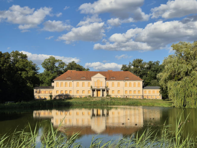Nazwa tej wielkopolskiej wioski zmieniała się wielokrotnie. Dziś zabytki stoją tu jeden przy drugim