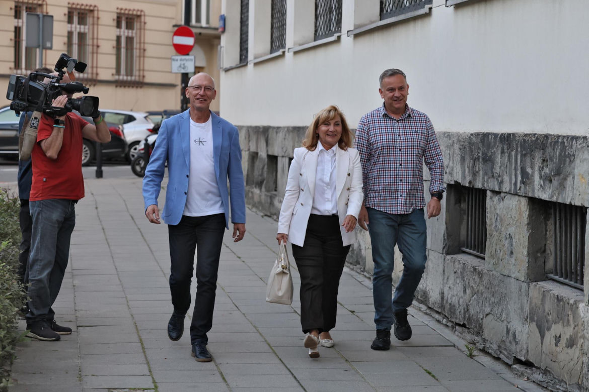 Zamiast na Nowogrodzkiej, Morawiecki i jego stronnicy spotkali się przy Konopnickiej. Były cukierki dla dziennikarzy