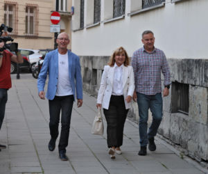 Zamiast na Nowogrodzkiej, Morawiecki i jego stronnicy spotkali się przy Konopnickiej. Były cukierki dla dziennikarzy