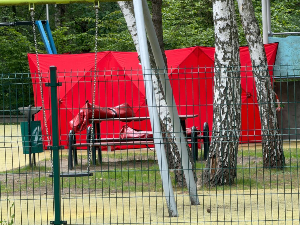 Makabryczne odkrycie na placu zabaw pod Warszawą. Ciało mężczyzny na zjeżdżalni