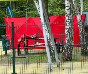 Makabryczne odkrycie na placu zabaw pod Warszawą. Ciało mężczyzny na zjeżdżalni