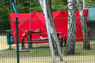 Makabryczne odkrycie na placu zabaw pod Warszawą. Ciało mężczyzny na zjeżdżalni