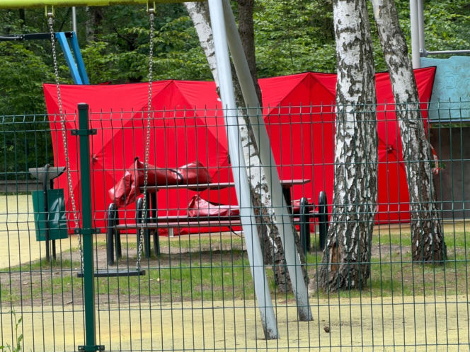 Makabryczne odkrycie na placu zabaw pod Warszawą. Ciało mężczyzny na zjeżdżalni