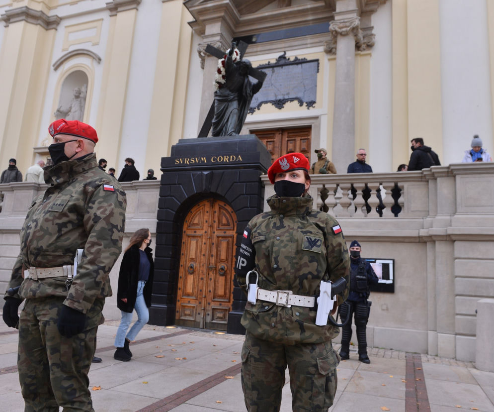 Wojsko pod kościołem św. Krzyża w Warszawie
