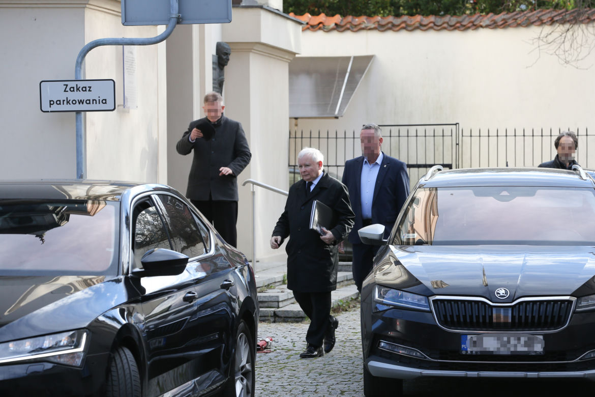 Jarosław Kaczyński dźwiga potężny baniak z wodą. Ochroniarze tylko się patrzą