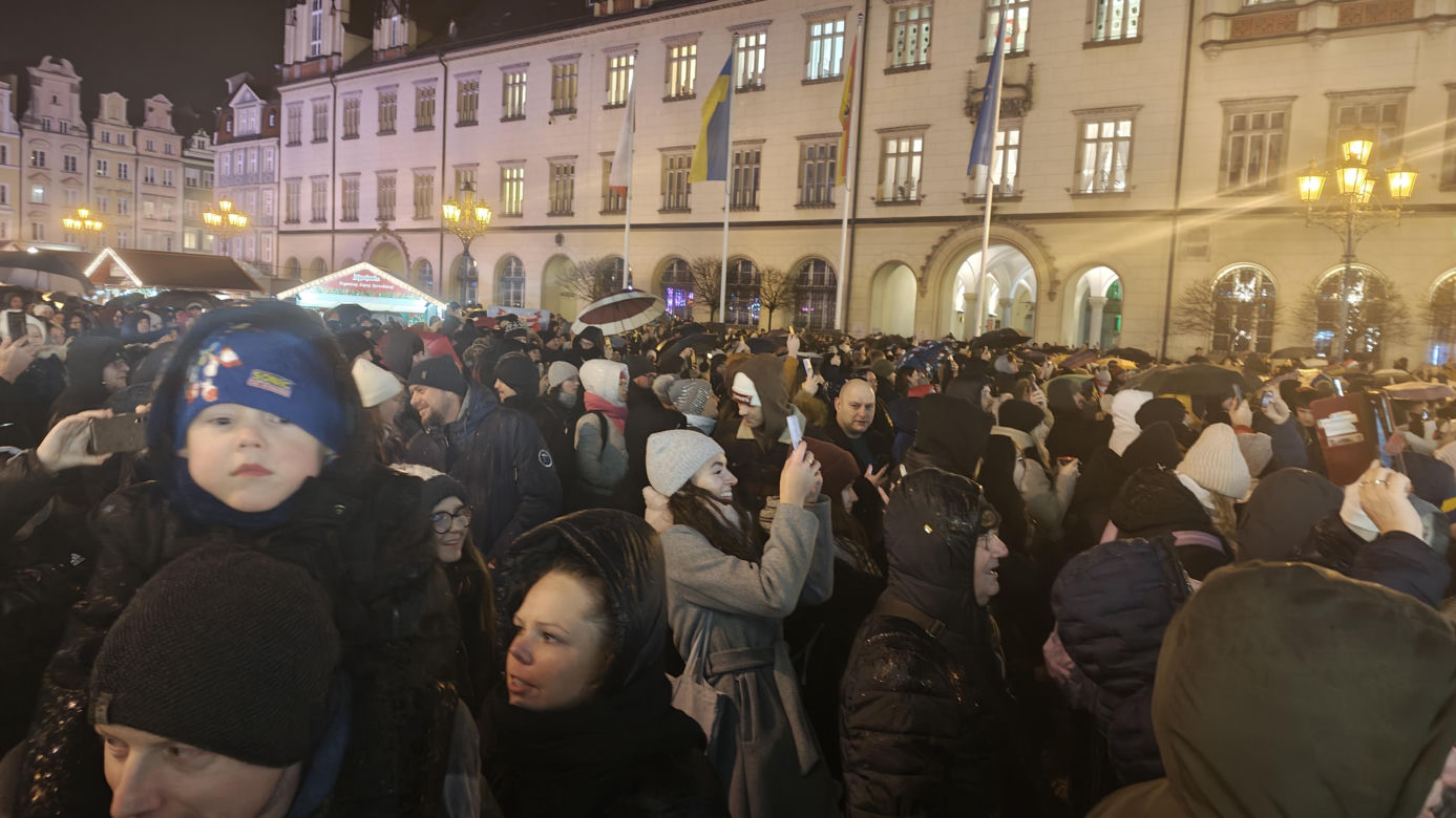 Największa choinka we Wrocławiu już rozświetlona! Tłumy powitały Świętego Mikołaja 