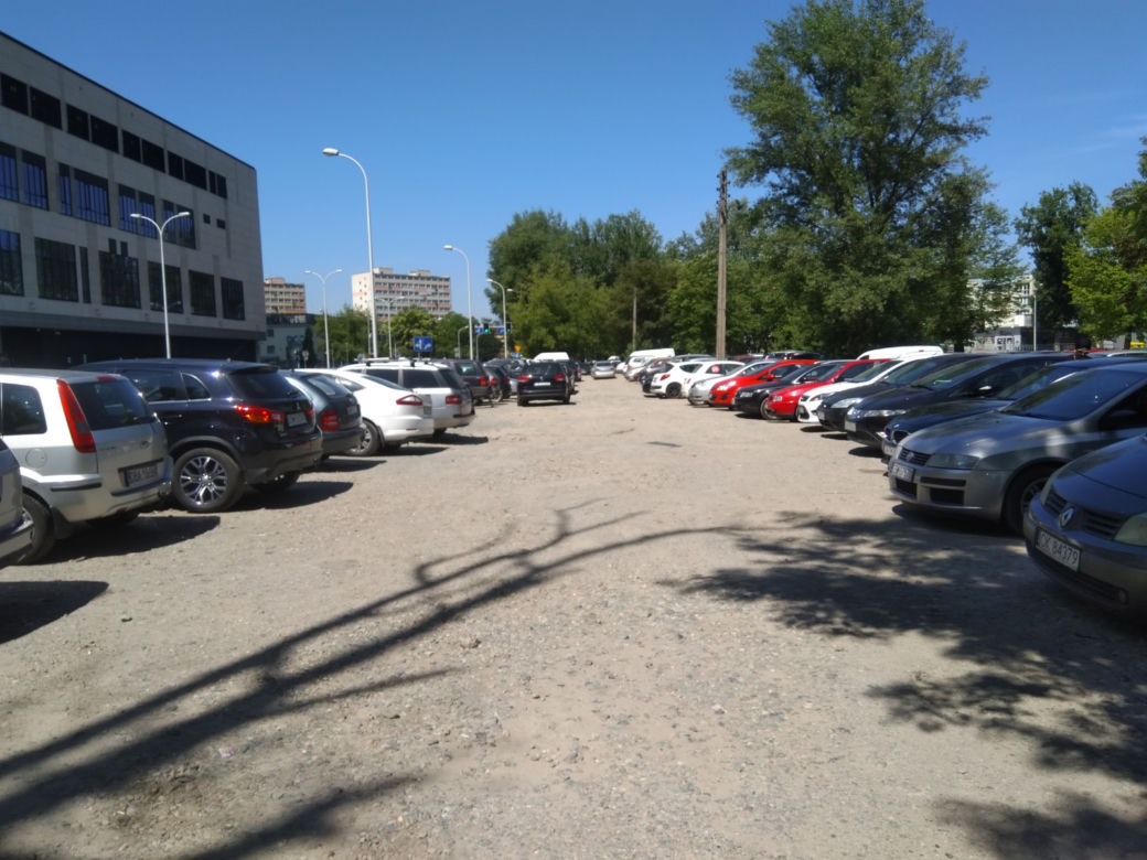 Idą na wojnę z dzikim parkowaniem na osiedlu Powstańców Śląskich. Zniknąć ma m.in. klepisko przy Sky Towerze