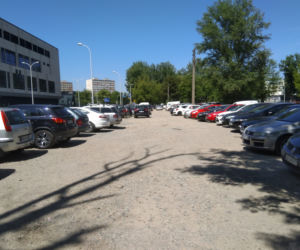 Idą na wojnę z dzikim parkowaniem na osiedlu Powstańców Śląskich. Zniknąć ma m.in. klepisko przy Sky Towerze