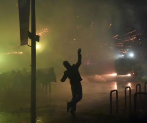 Protesty przeciwko IO w Mediolanie. Starcia z policją